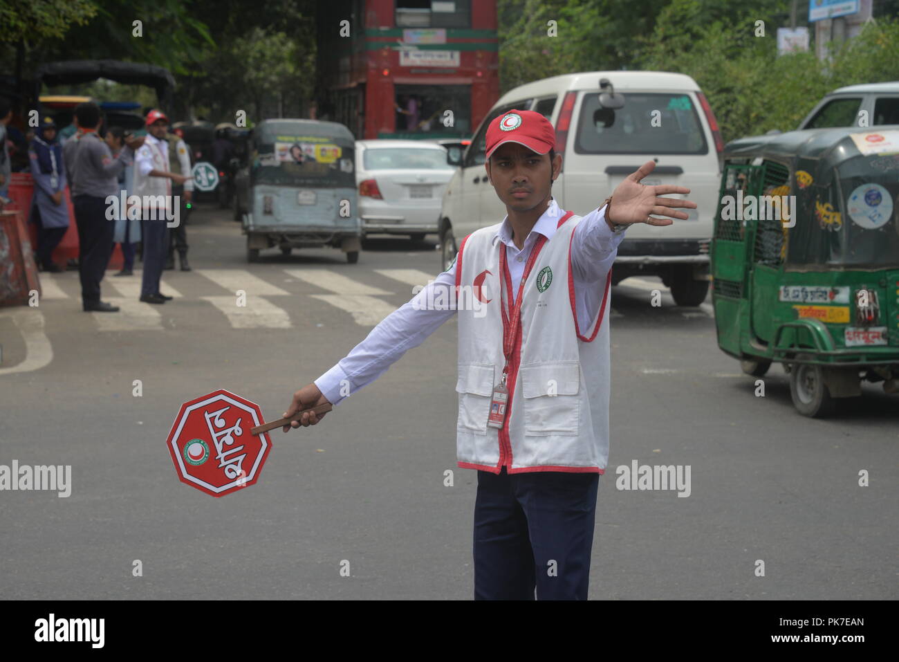 Dacca. Undicesimo Sep, 2018. Un volontario che aiuta la polizia per riportare ordine su strade a Dhaka, nel Bangladesh sul Sett. 11, 2018. Dopo l'ultimo mese di proteste senza precedenti con gli studenti chiedono una maggiore sicurezza stradale, la polizia in Bangladesh capitale Dhaka con il supporto di volontari ha recentemente lanciato un mese di traffico lungo programma di sensibilizzazione per infondere la disciplina degli automobilisti e pedoni. Credito: Xinhua/Alamy Live News Foto Stock