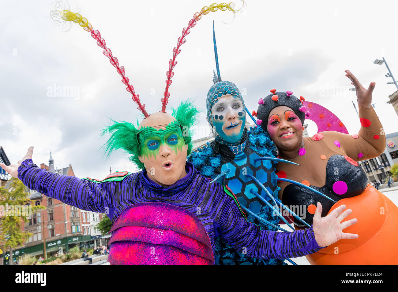 Cirque du Soleil OVO cast membri pongono durante una chiamata foto in Nottingham davanti a loro le prestazioni di Motorpoint Arena, 11 settembre 2018. Foto Stock