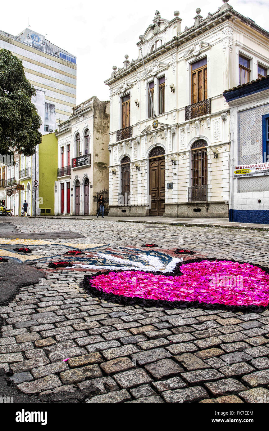 26 maggio 2016 - Florianopolis, Santa Catarina, Brasile - Street dove la processione passerà attraverso visto decorato con immagini di santi..la processione del Corpus Domini nella città di Florianopolis, Brasile meridionale. Corpus Christi si riferisce al corpo di Cristo, e lâ€™s un cattolico nella celebrazione liturgica. (Credito Immagine: © Ricardo Ribas/SOPA immagini via ZUMA filo) Foto Stock