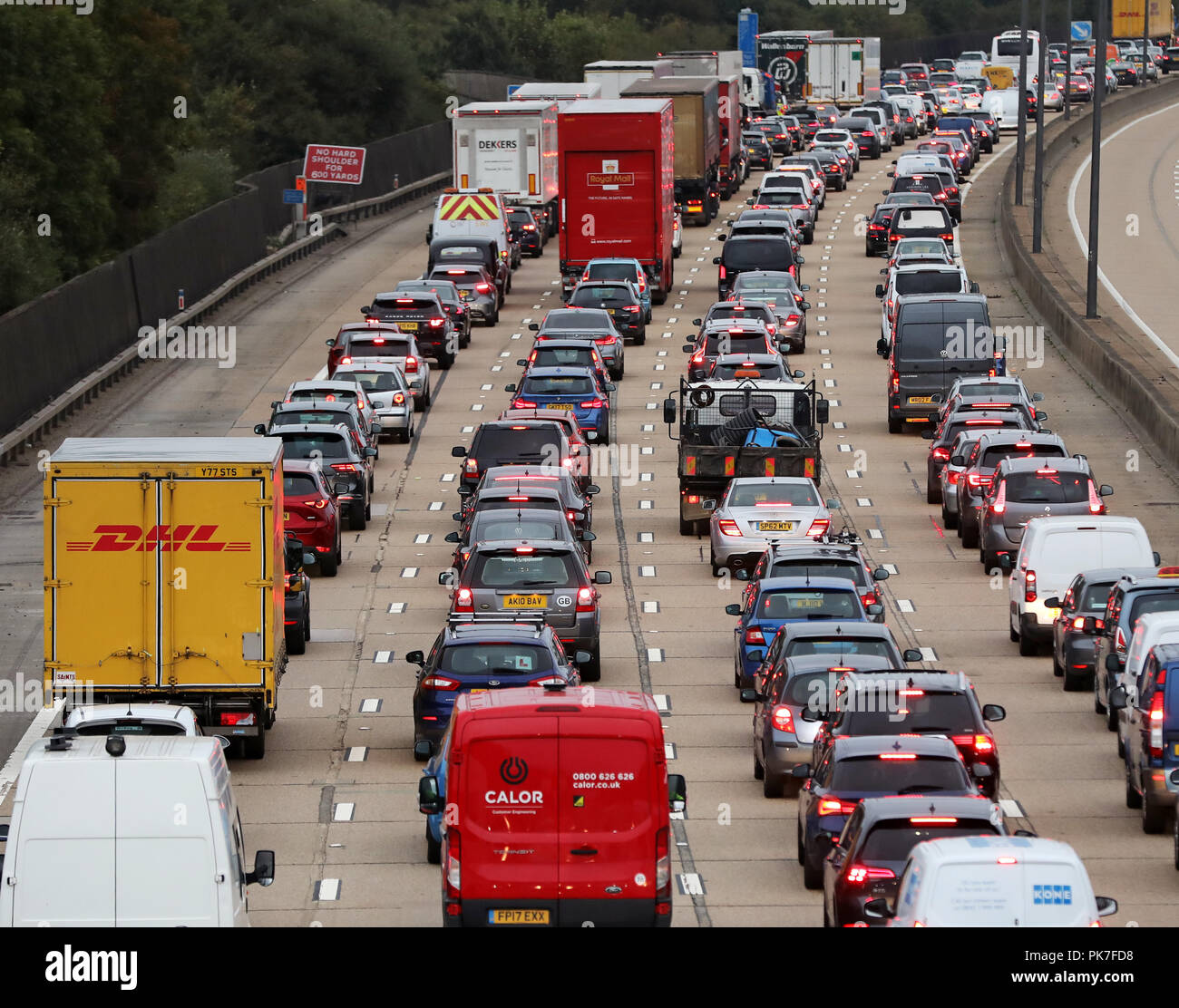 M25, Surrey, U. traffico pesante sulla M25 nella foto questa sera dopo un autocarro entra in collisione con un M25 ponte tra Leatherhead e Reigate in Surrey. Nella foto allo svincolo 9 (leatherhead). Due corsie sono state chiuse per le riparazioni di emergenza. Credito: Oliver Dixon/Alamy Live News Foto Stock