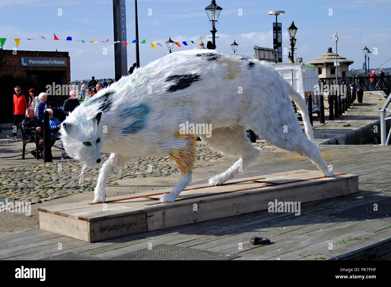 LIVERPOOL, Regno Unito. 11 settembre 2018. I visitatori di Liverpool Albert Dock potrete crogiolarvi al sole vicino al 'Ship's Cat' a quindici piedi-lunga installazione d arte da Liverpool artista fede Bebbington, chi crea costruiti a mano, dynamic figurativo di sculture di animali, l'utilizzo di materiale riciclato i materiali di scarto. Ispirato dal leggendario marittimi felino come Ms Chibley, che circumnavigare il globo come direttore di controllo di roditore officer sul tall ship Picton Castle. Premos/Alamy Live News Foto Stock