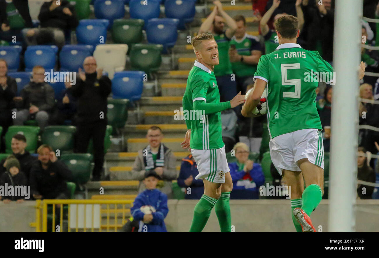 Windsor Park, Belfast, Irlanda del Nord. 11 settembre 2018. International Football Friendly - Irlanda del Nord contro Israele. Steven Davis (sinistra) dopo il punteggio per l'Irlanda del Nord. Credito: David Hunter/Alamy Live News. Foto Stock