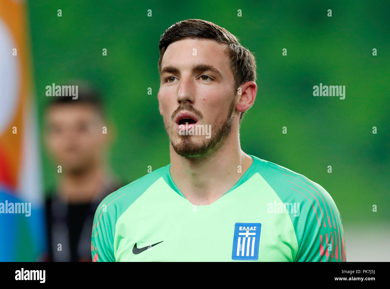 BUDAPEST, Ungheria - 11 settembre: Vassilis Barkas della Grecia canta l'inno nazionale prima della UEFA Nazioni League group stage match tra Ungheria e Grecia a Groupama Arena su Settembre 11, 2018 a Budapest, Ungheria. Credito: Laszlo Szirtesi/Alamy Live News Foto Stock