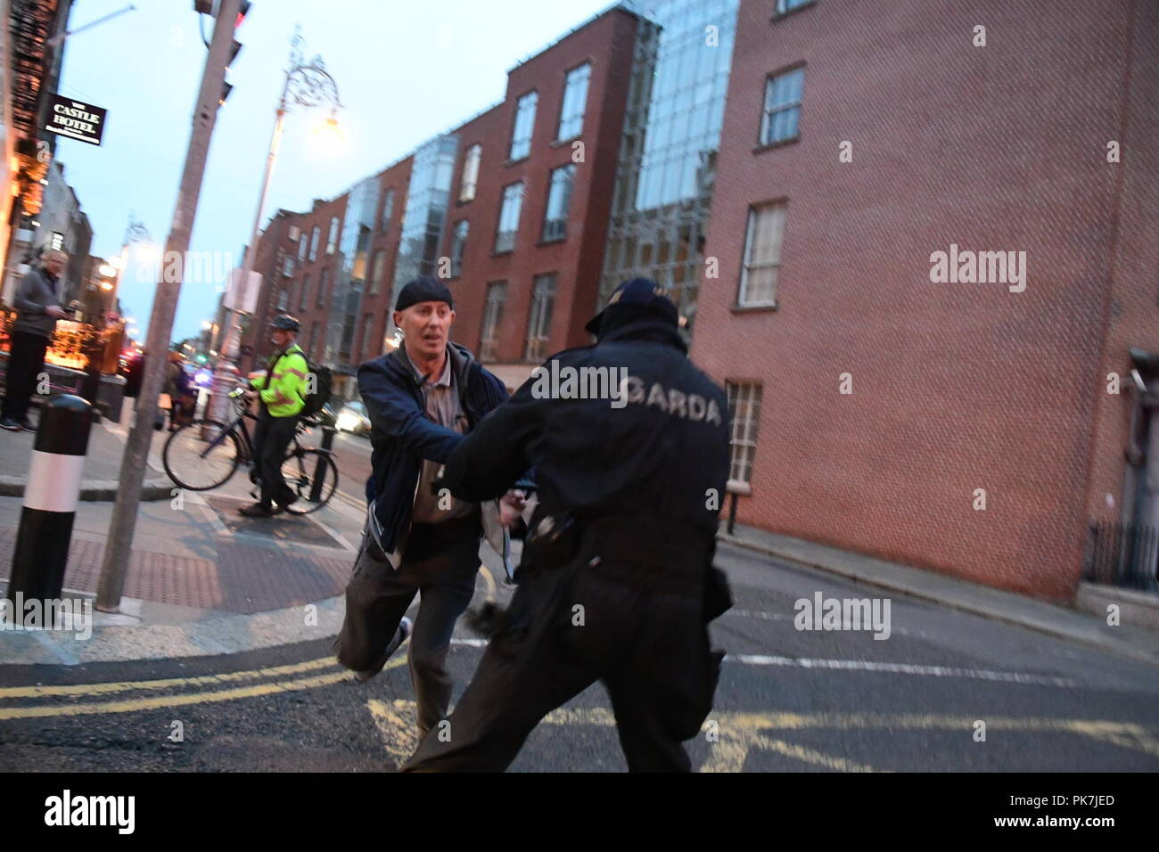 Dublino, Irlanda. 11 Sep, 2018. L'ordine pubblico unità tenere indietro i manifestanti come sei persone arrestate a nord di Federico Street a Dublino presso il sito di una protesta da parte di alloggiamento del gruppo di azione, riportare la città. Credito: John Rooney/Alamy Live News Foto Stock