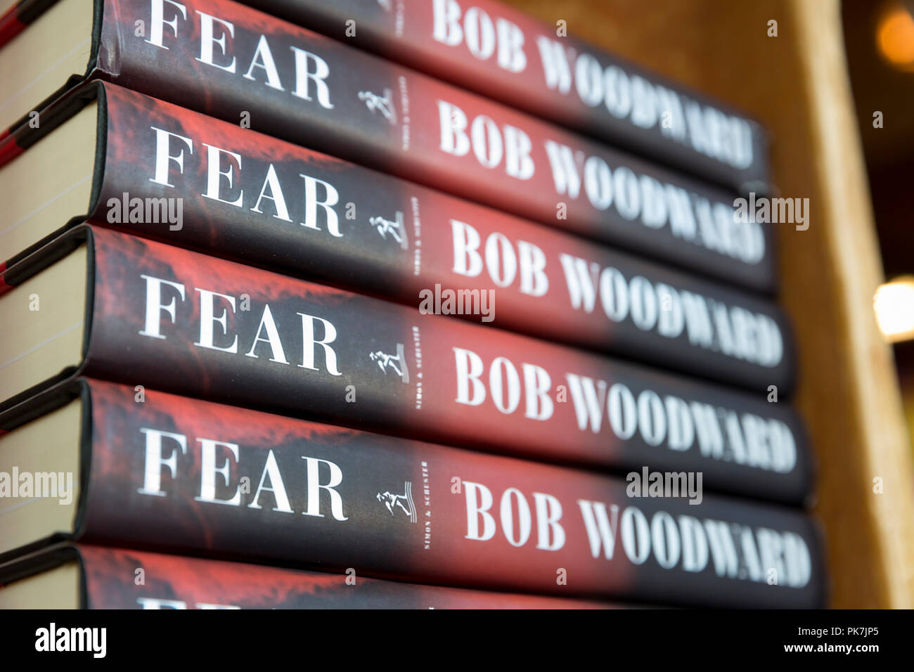 Seattle Washington: Bob Woodward il libro "paura: Trump nella Casa Bianca' in vendita su Elliott Bay Book Company su Settembre 11, 2018. Woodward ha intervistato molti membri dell'amministrazione vincente per il recente libro pubblicato, in definitiva la conclusione che la casa bianca è caotica e disfunzionale. Un rispettato giornalista per decenni, Woodward in primo luogo è stato reso famoso per la sua relazione sullo scandalo Watergate nel 1972. Foto Stock