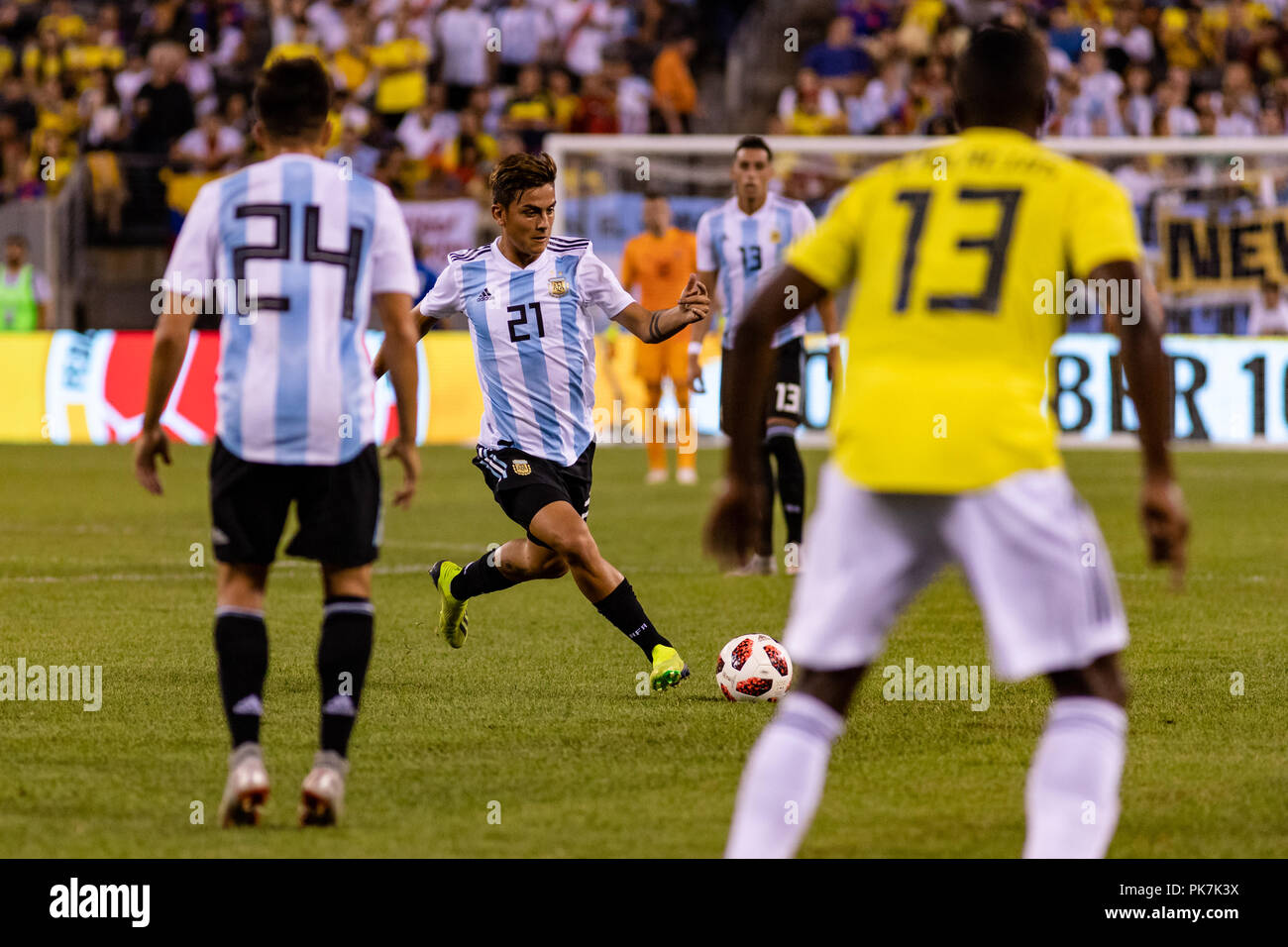 East Rutherford, NJ, Stati Uniti d'America. 11 Settembre, 2018. Paulo Dybala (21) riproduce un long ball nella seconda metà contro la Colombia a Metlife Stadium. © Ben Nichols/Alamy Live News. Foto Stock