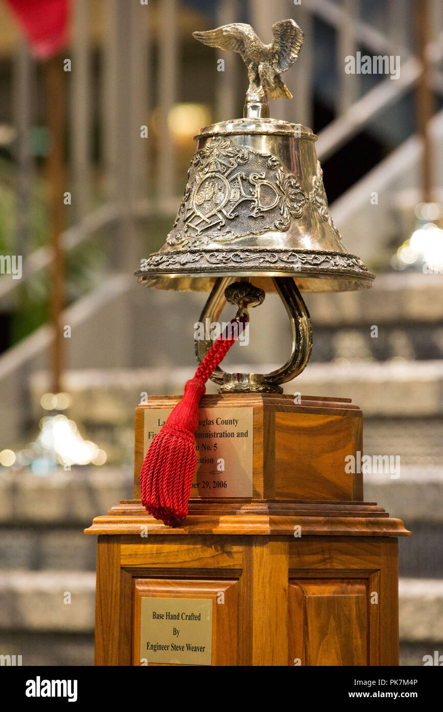 Kansas City, Missouri, Stati Uniti d'America. 9 Sep, 2018. Nella foto è il cerimoniale di campana per il Kansas City 911 Memorial salire scale che sarà registrata una volta per ciascuna delle 343 caduti vigili del fuoco rappresentato dagli scalatori. Credito: Serena Hsu/ZUMA filo/Alamy Live News Foto Stock