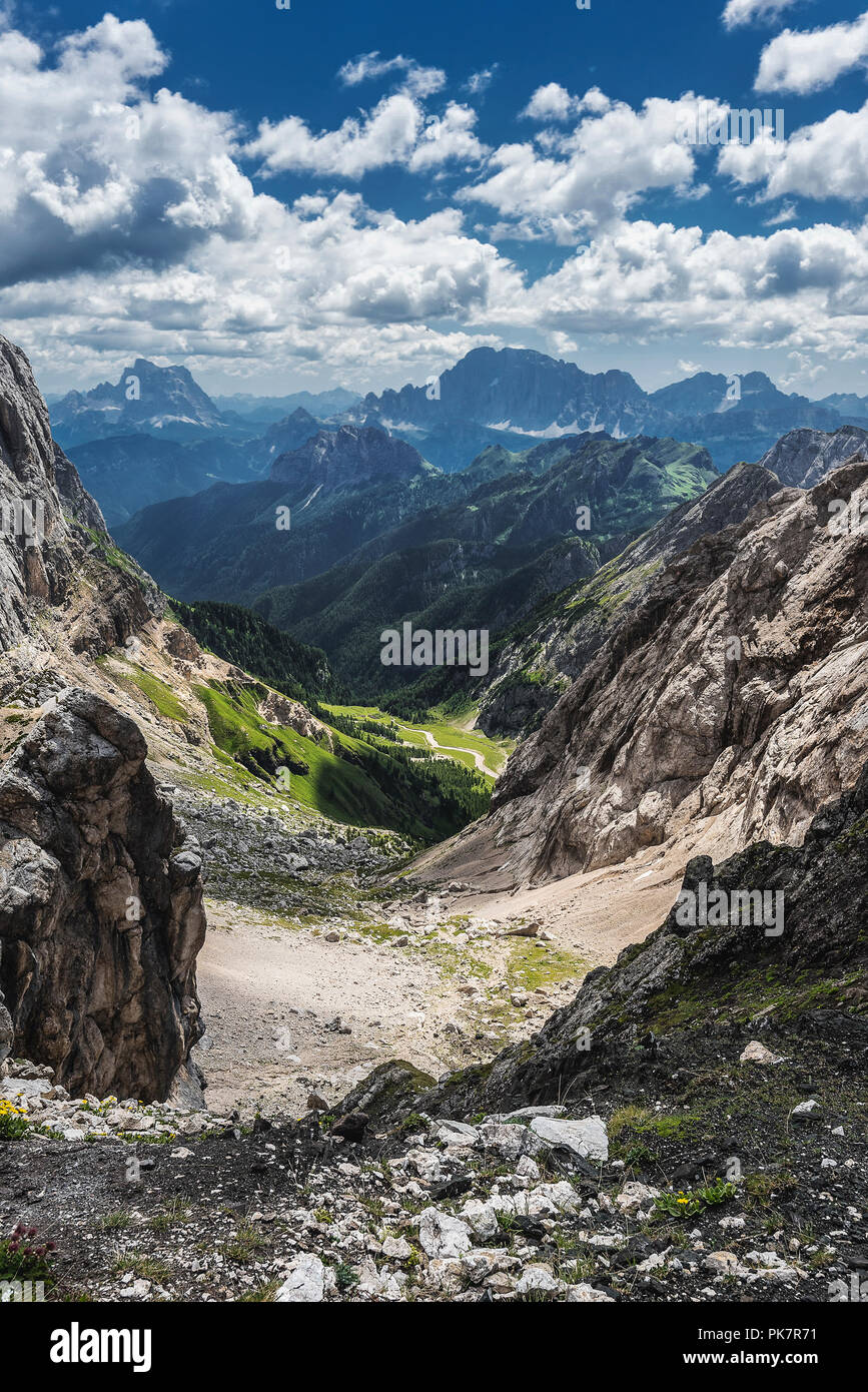 Italia Dolomiti dal Passo Ombretta, vista panoramica della valle dello  stesso nome. Sullo sfondo a sinistra il Pelmo e sulla destra il massiccio  faccia ovest del comprensorio sciistico del Civetta Foto stock -
