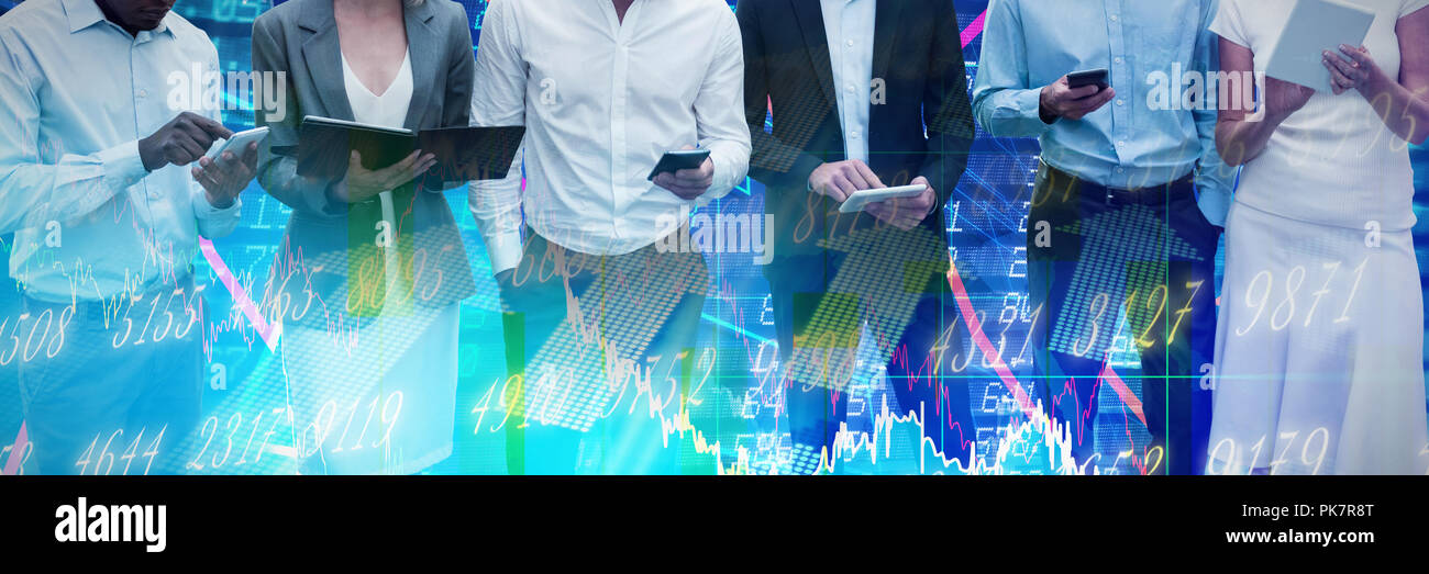 Immagine composita di uomini di affari che utilizzano la tecnologia wireless contro uno sfondo bianco Foto Stock