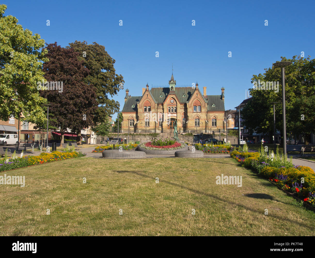 Karl Johans torg piazza con un maestoso vecchio edificio di mattoni a Trollhättan una città industriale in Västra Götaland, Svezia Foto Stock