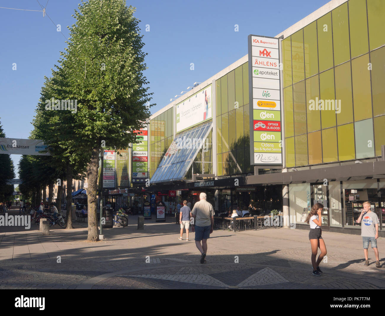 Kungsgatan shopping street, in una zona pedonale nel centro di Trollhättan una città industriale in Västra Götaland SVEZIA, Oden shopping centre Foto Stock