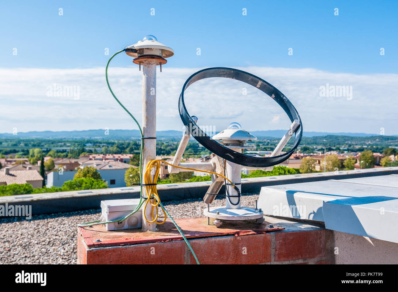 Sole moderno registratore e Pyranometer, tipo di actinometer utilizzati per la misurazione di irradiamento solare, su un tetto Foto Stock