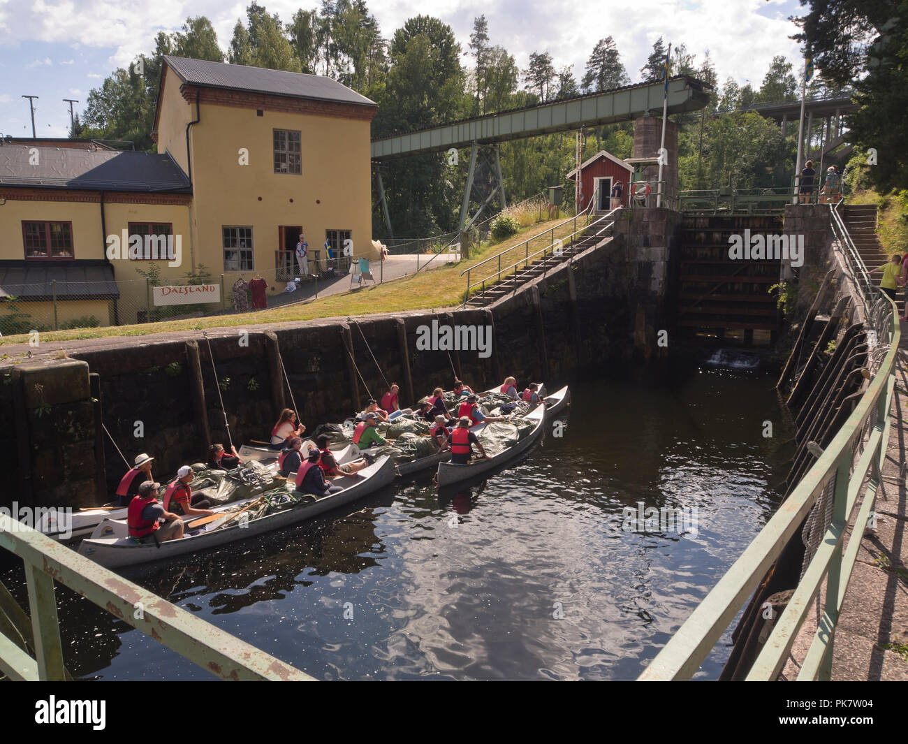 Håverud nella provincia di Dalsland Svezia,dove l'attrazione turistica Dalslands canal passa attraverso le serrature e un acquedotto, gruppo di canoe in attesa Foto Stock