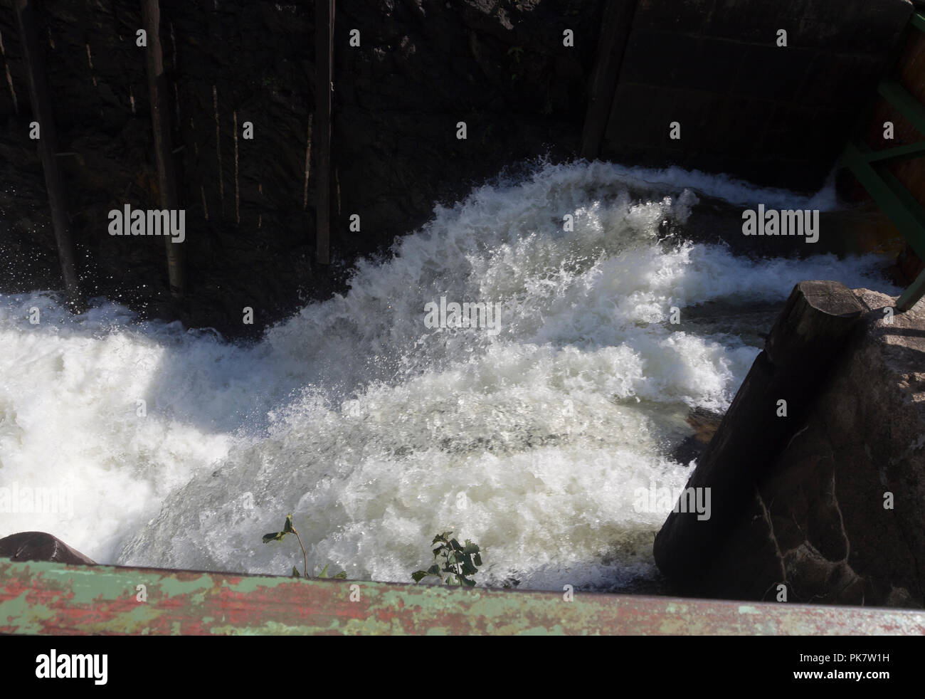 Fragore di acqua in una bacinella a Håverud nella provincia di Dalsland Svezia,dove l'attrazione turistica Dalslands canal passa attraverso le serrature e un acquedotto Foto Stock