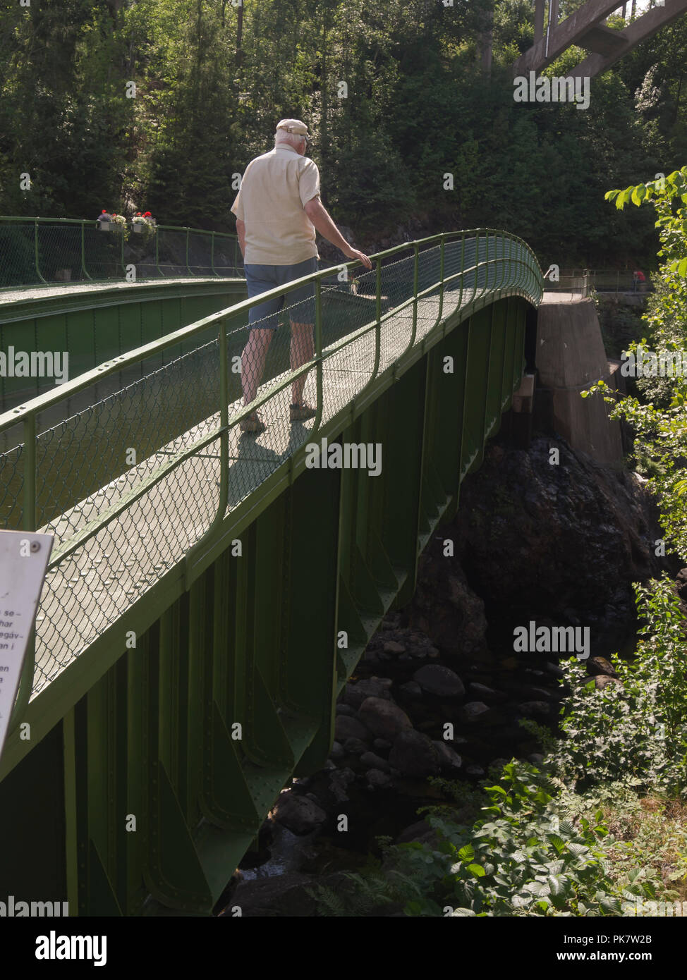 Håverud nella provincia di Dalsland Svezia,dove l'attrazione turistica Dalslands canal passa attraverso le serrature e un acquedotto, turistico attraversando il ponte sul canale Foto Stock