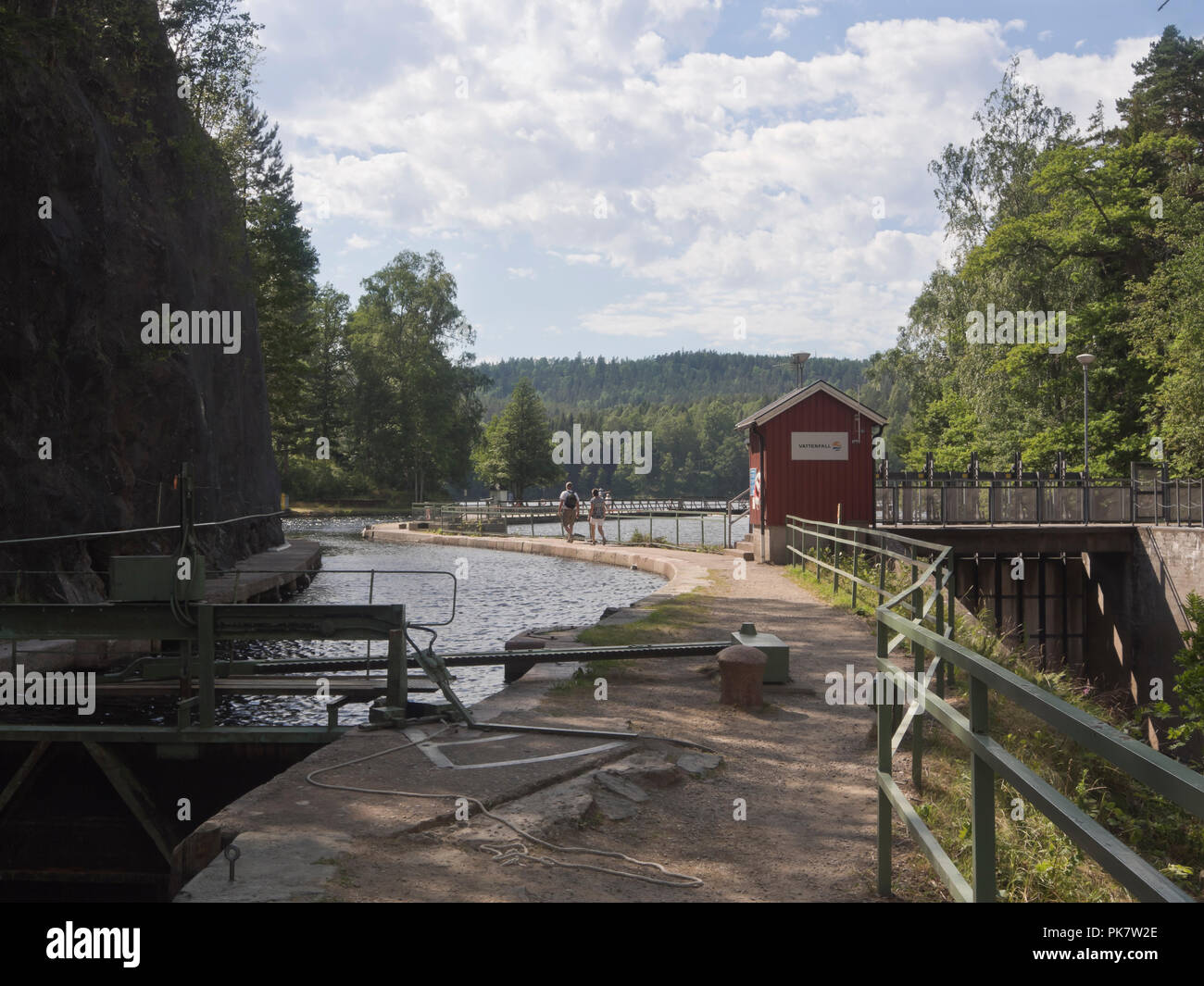 Håverud nella provincia di Dalsland Svezia,dove l'attrazione turistica Dalslands canal passa attraverso le serrature e un acquedotto, sentiero dal canale Foto Stock