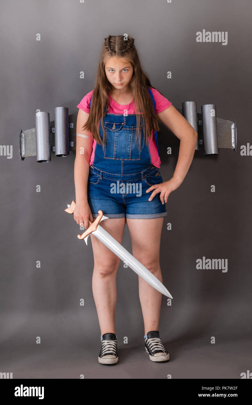 Ragazza militante defender con una spada e un jetpack Foto Stock