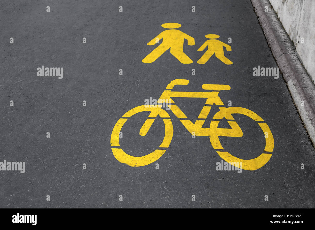 Segno di percorsi pedonali e ciclabili sul marciapiede. Foto Stock
