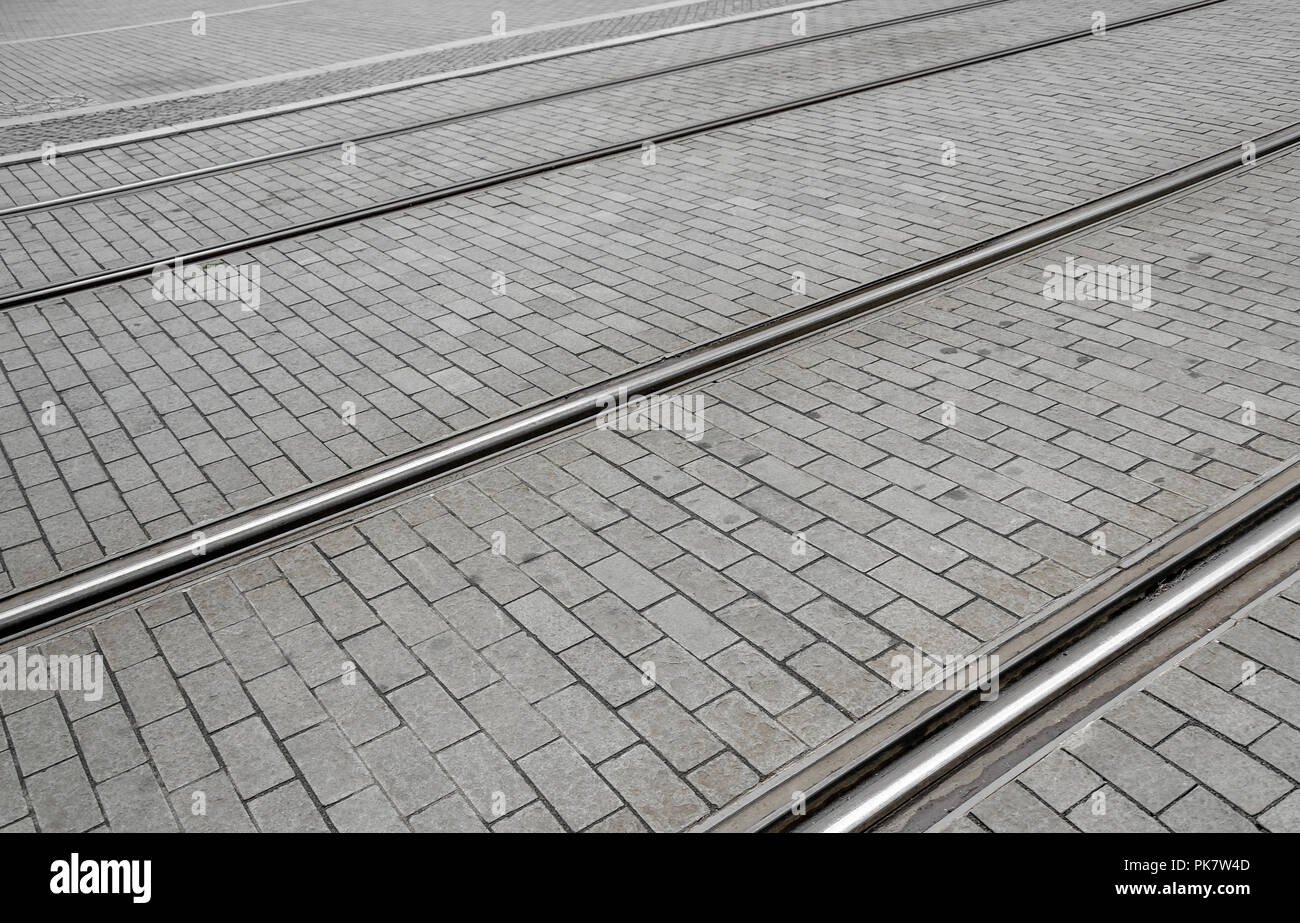 Tracce di binari del tram sulla strada. Foto Stock