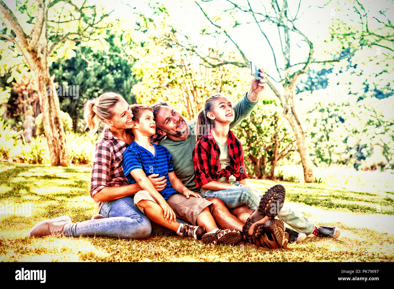 La famiglia felice di prendere una selfie nel parco Foto Stock