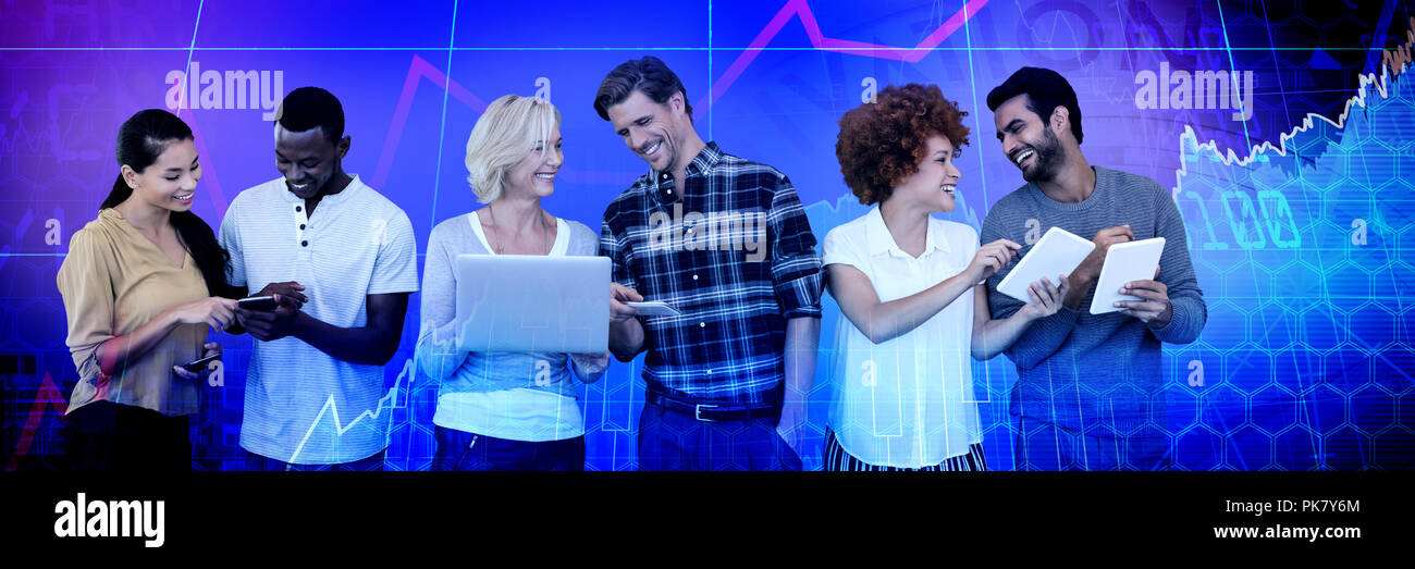 Immagine composita di sorridere la gente di affari utilizzando la tecnologia contro uno sfondo bianco Foto Stock