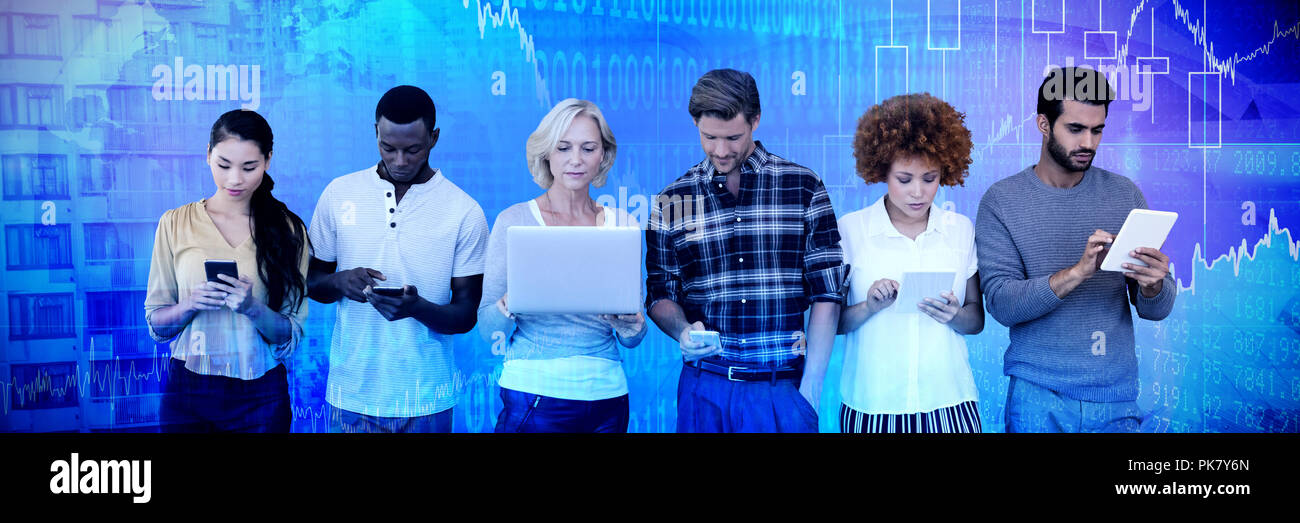 Immagine composita della gente di affari utilizzando la tecnologia contro uno sfondo bianco Foto Stock