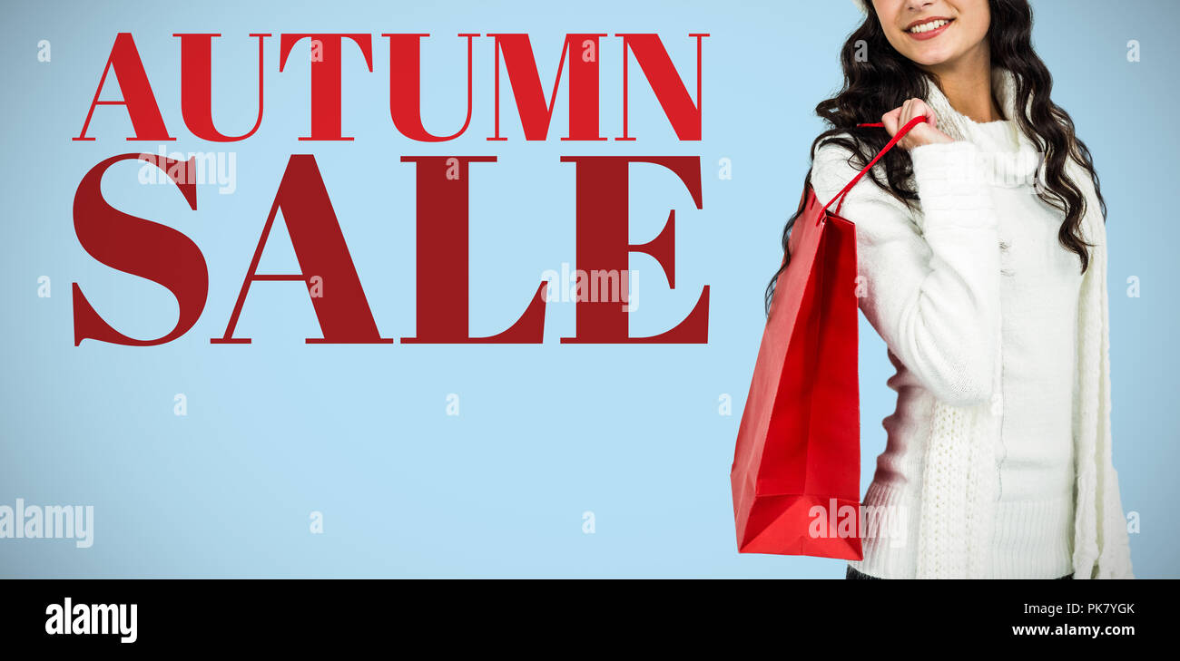 Immagine composita della donna con cappello di Natale azienda red shopping bag Foto Stock