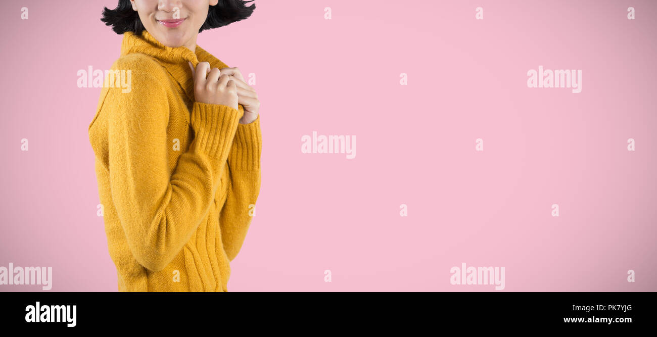 Immagine composita della donna in abiti invernali in posa contro uno sfondo bianco Foto Stock