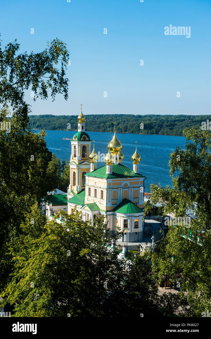 Si affacciano su una chiesa ortodossa e del fiume Volga, Plyos, Golden ring, Russia Foto Stock
