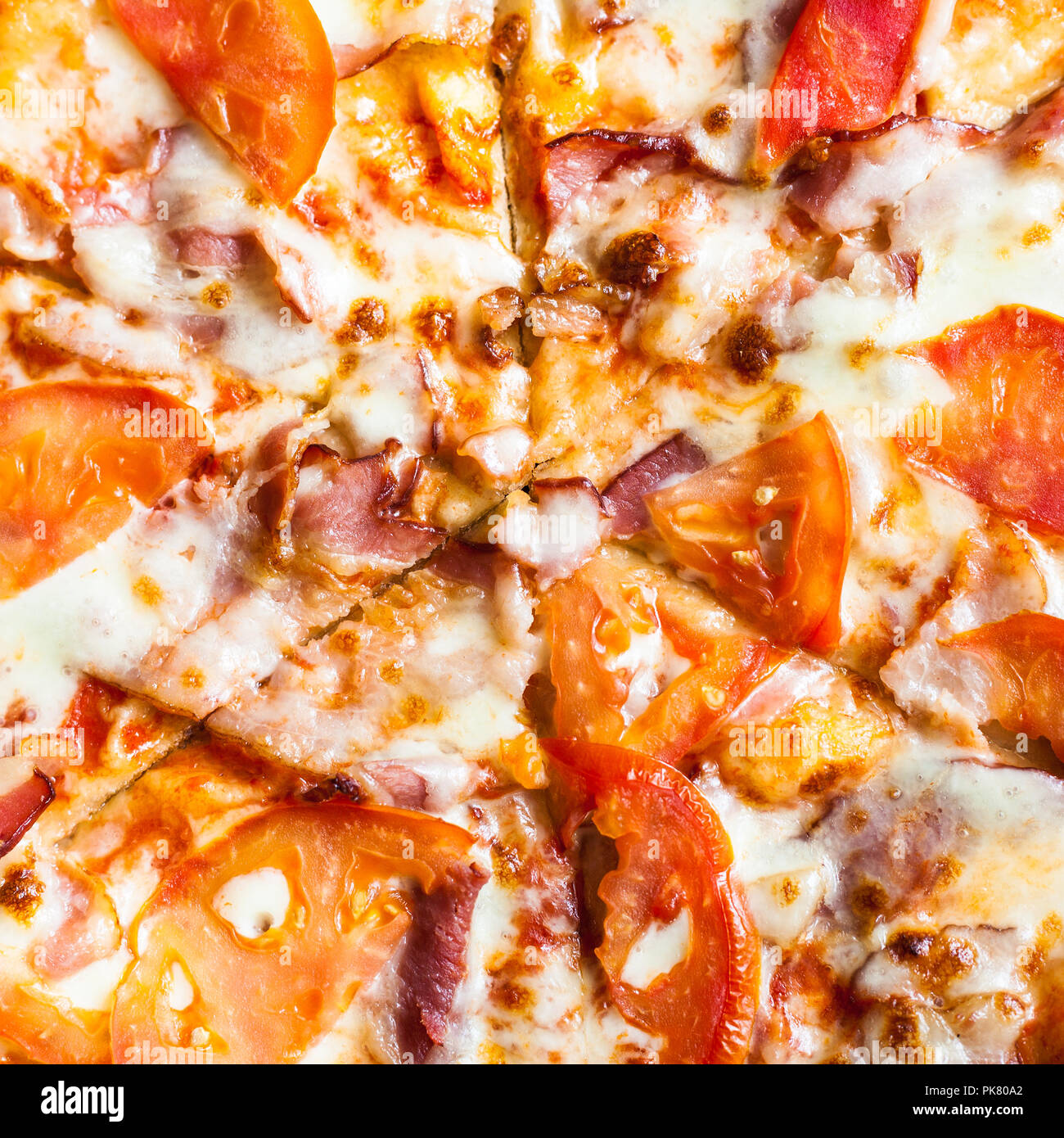 Riempimento della Pizza con pancetta e pomodori close up Foto Stock