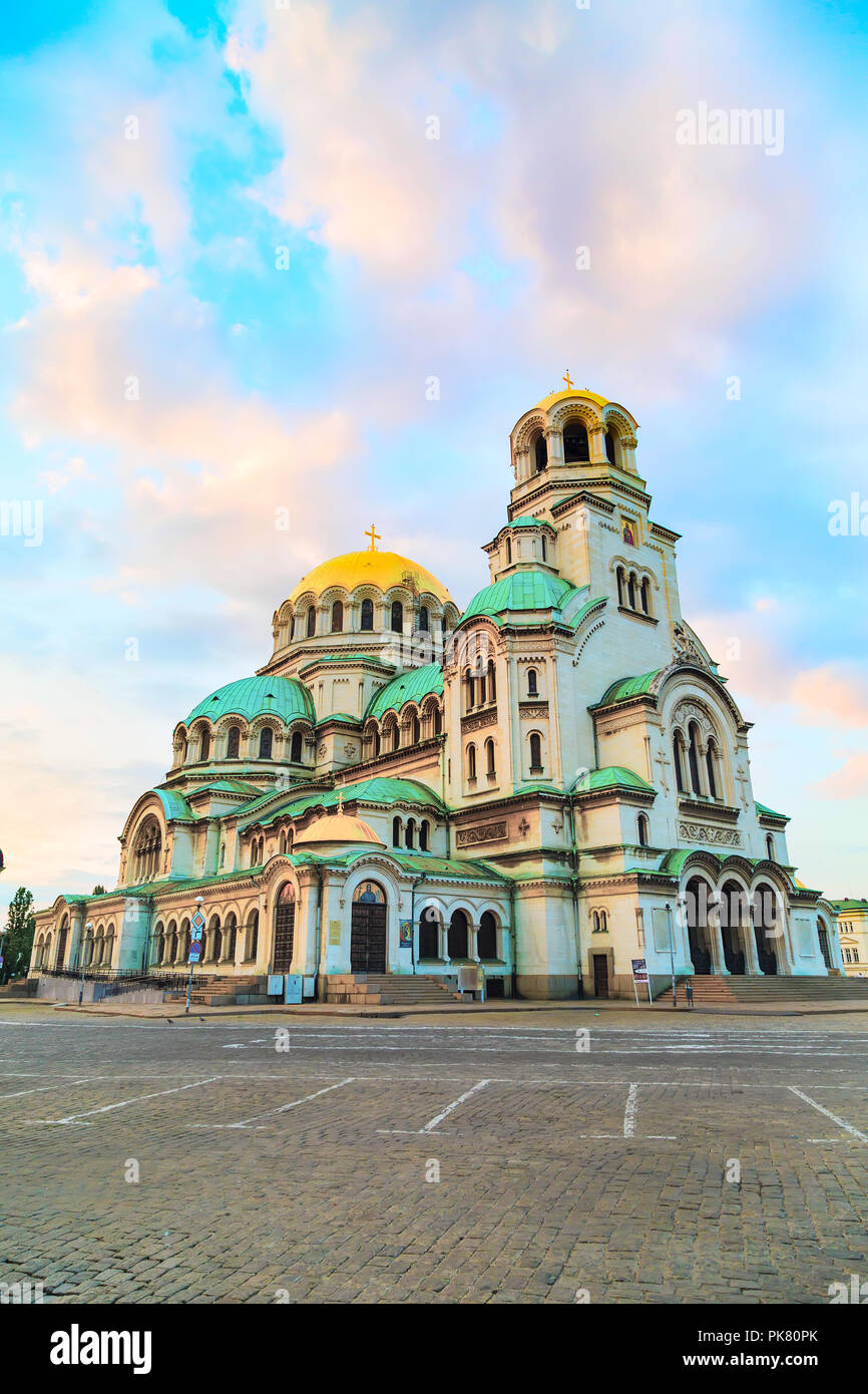 Cattedrale di St. Alexander Nevsky nel centro di Sofia, capitale della Bulgaria contro la mattina blu cielo con le nuvole colorate Foto Stock