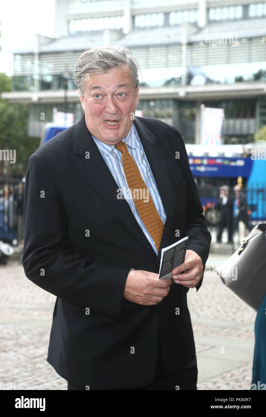 Stephen Fry frequentando un servizio di ringraziamento per celebrare la vita e l opera di Sir Peter Hall, ex direttore del Teatro Nazionale, presso l'Abbazia di Westminster a Londra. Foto Stock