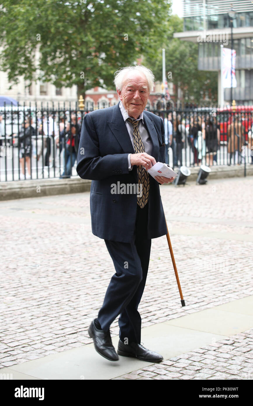 Sir michael Gambon frequentando un servizio di ringraziamento per celebrare la vita e l opera di Sir Peter Hall, ex direttore del Teatro Nazionale, presso l'Abbazia di Westminster a Londra. Foto Stock