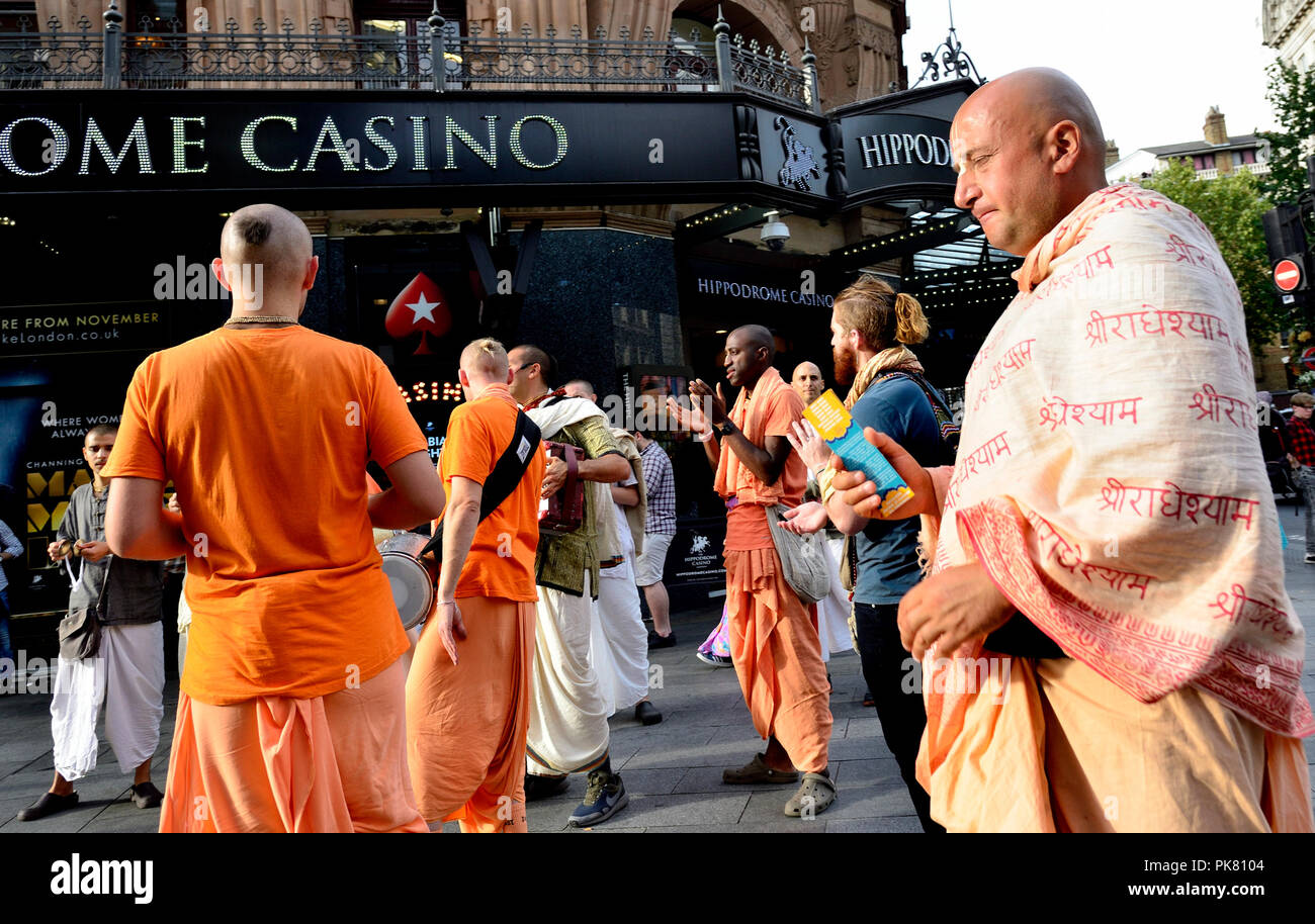 Hare Krishna seguaci in Cranbourne Street (Leicester Square) Londra, Inghilterra, Regno Unito. Foto Stock