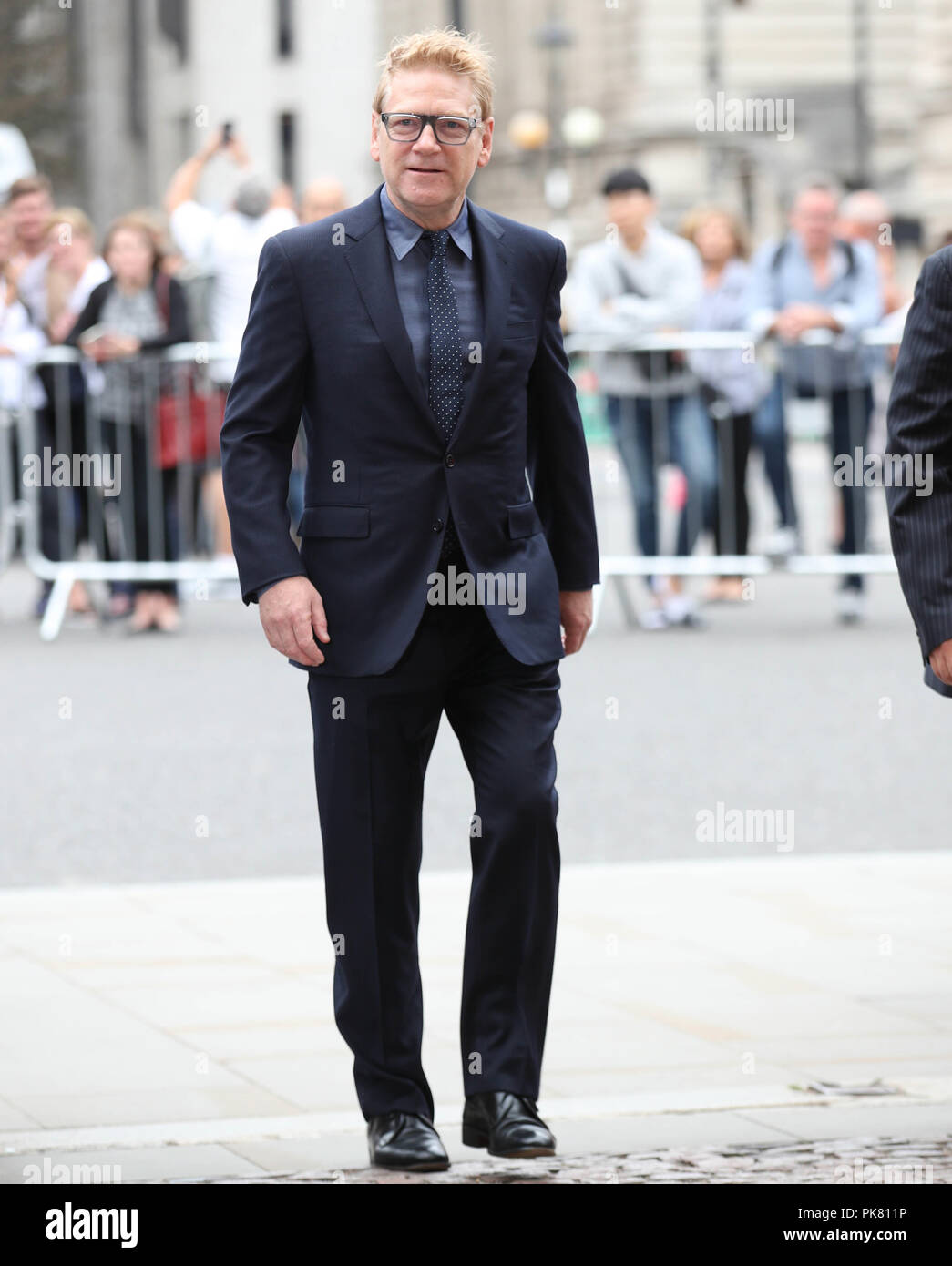 Sir Kenneth Branagh frequentando un servizio di ringraziamento per celebrare la vita e l opera di Sir Peter Hall, ex direttore del Teatro Nazionale, presso l'Abbazia di Westminster a Londra. Foto Stock