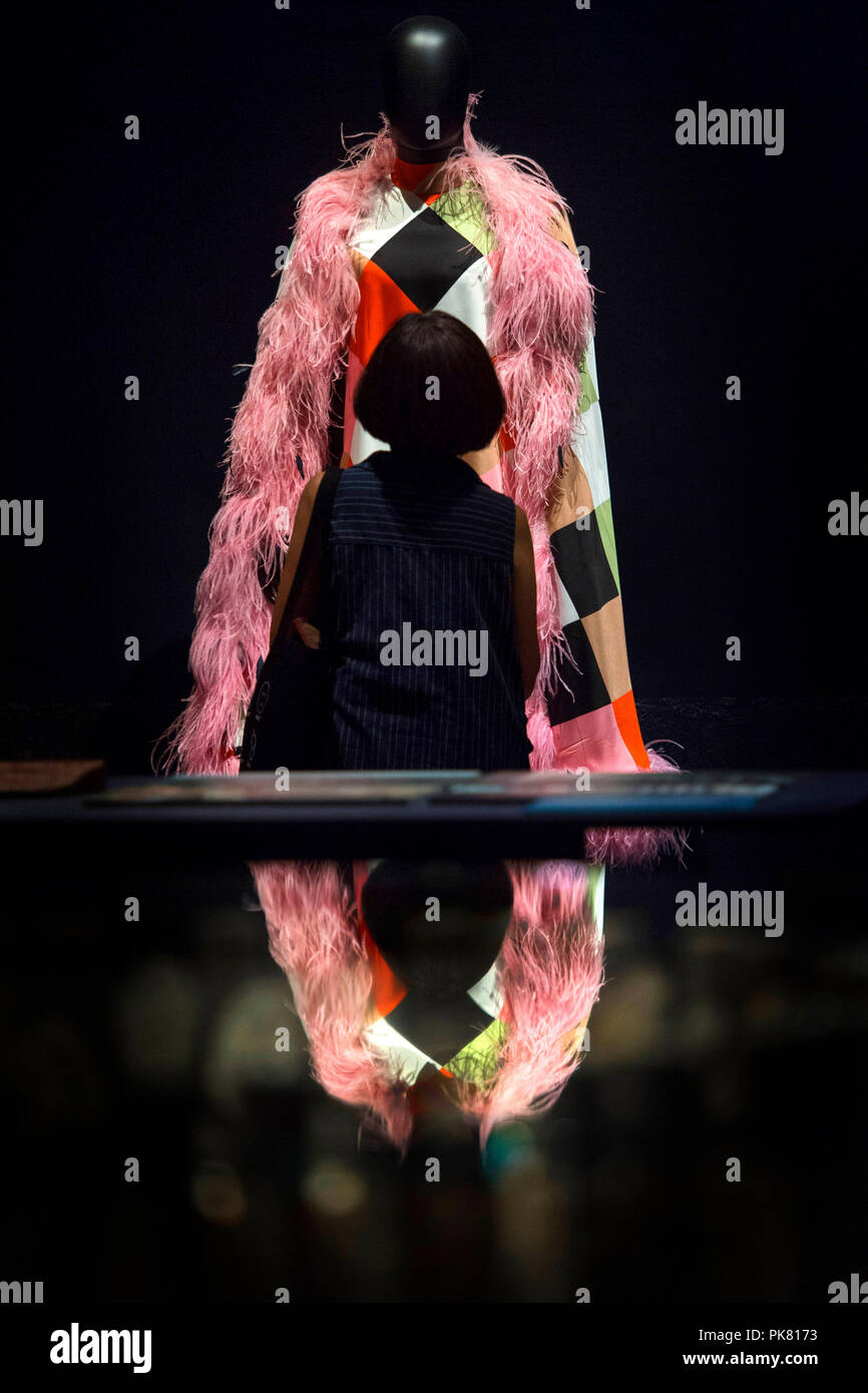 Un fluido di genere Le donne della moda design per Menswear da Palomo Spagna durante un anteprima media del Beazley disegni dell'anno, una celebrazione annuale dei più innovativi e di grande impatto di prodotti e concetti, presso il Design Museum di Londra. Foto Stock