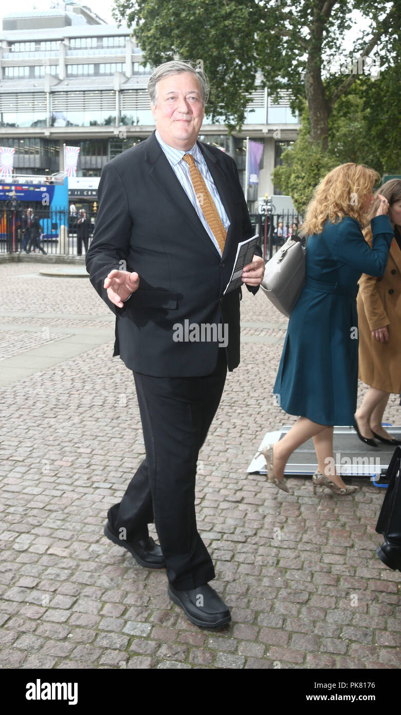 Stephen Fry frequentando un servizio di ringraziamento per celebrare la vita e l opera di Sir Peter Hall, ex direttore del Teatro Nazionale, presso l'Abbazia di Westminster a Londra. Foto Stock