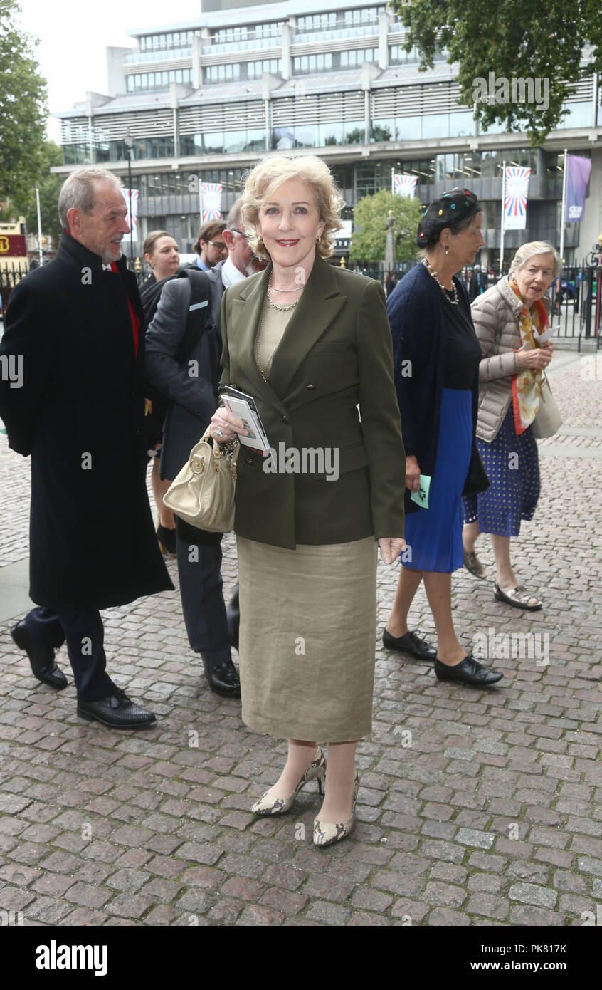 Patricia Hodge ha frequentato un servizio di ringraziamento per celebrare la vita e l opera di Sir Peter Hall, ex direttore del Teatro Nazionale, presso l'Abbazia di Westminster a Londra. Foto Stock