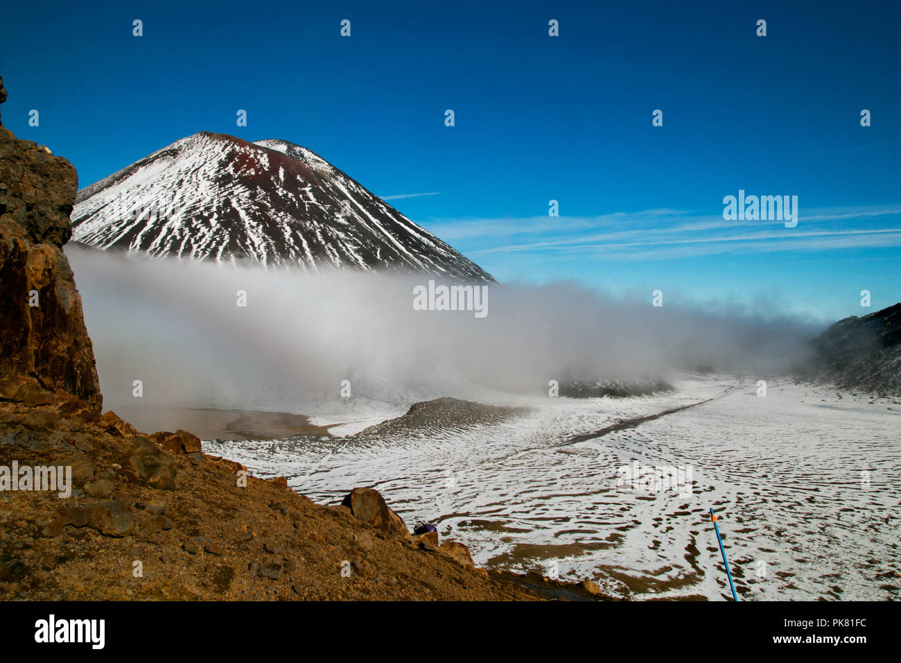 Devil's scala ripida scalata al cratere di sud e vista del monte Ngauruhoe, Mt Doom, terreno vulcanico parzialmente coperto da neve, Tongariro in Nuova Zelanda Foto Stock