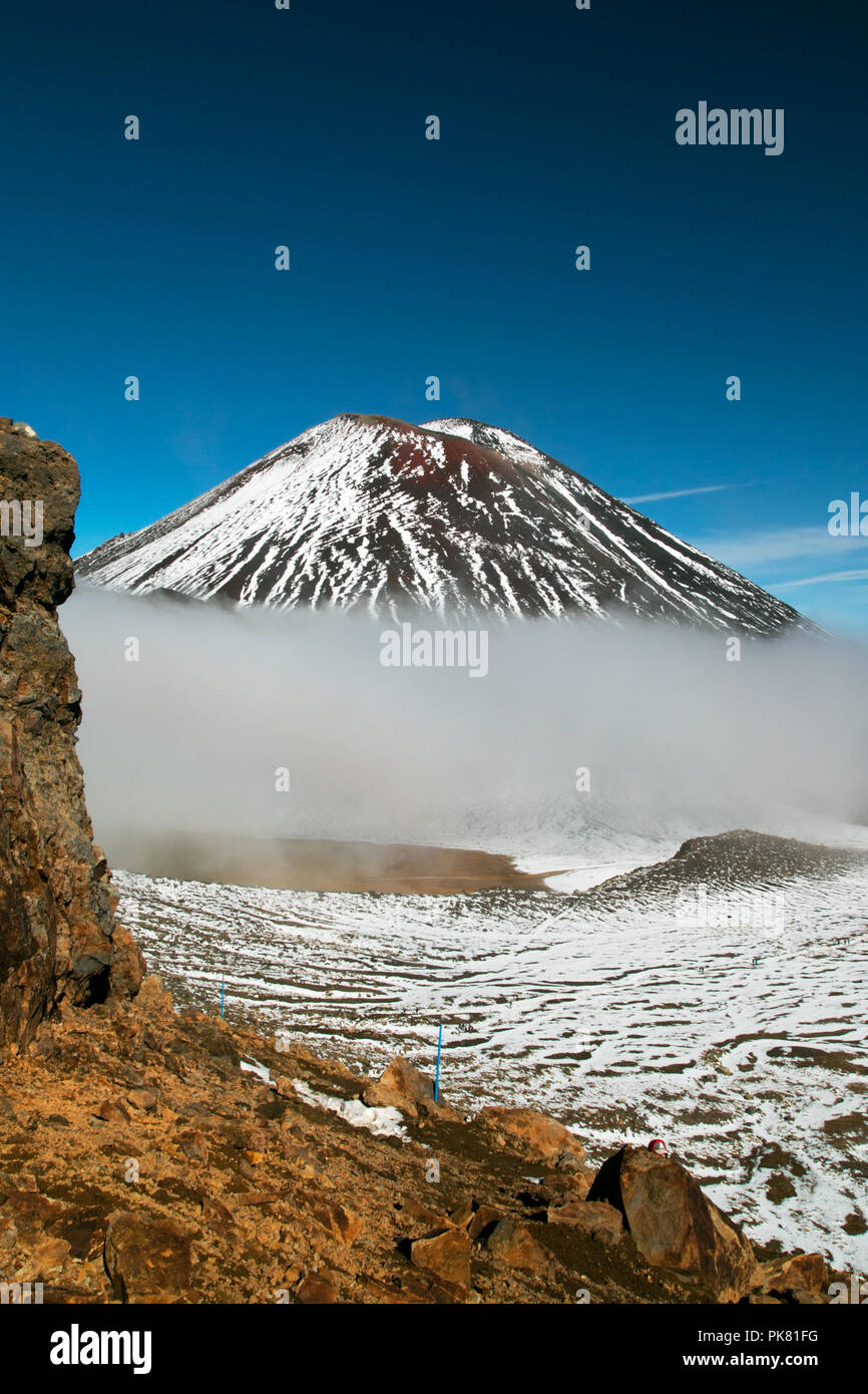 Ngauruhoe per montaggio a vista con il Devil's Staircase arrampicata in montagna e tramping, Tongariro Crossing, Tongariro Circuito Nord passeggiata Grande Nuova Zelanda Foto Stock