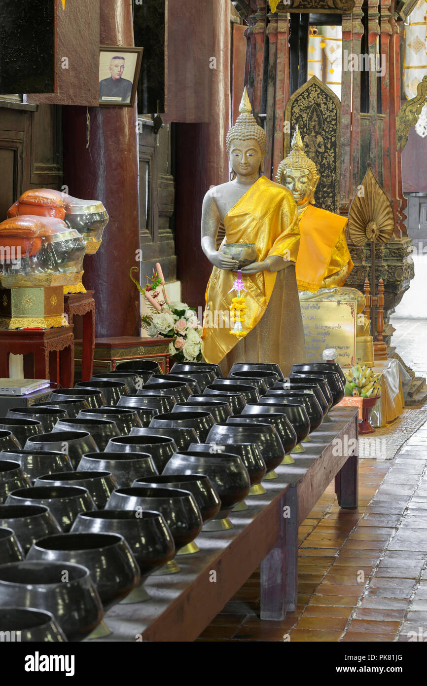 Ciotole per rendere merito, Wat Phan Tao, Chiang Mai, Thailandia Foto Stock
