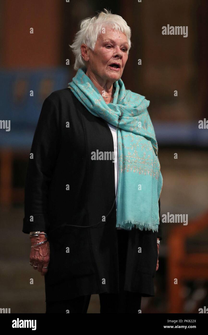 Dame Judi Dench esegue da Shakespeare's Marcantonio e Cleopatra durante un servizio di ringraziamento per celebrare la vita e l opera di Sir Peter Hall, ex direttore del Teatro Nazionale, presso l'Abbazia di Westminster a Londra. Foto Stock