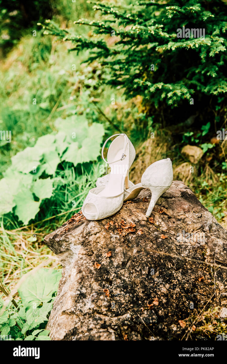 All'aperto Indie bianco matrimonio abito nuziale in foresta Foto Stock