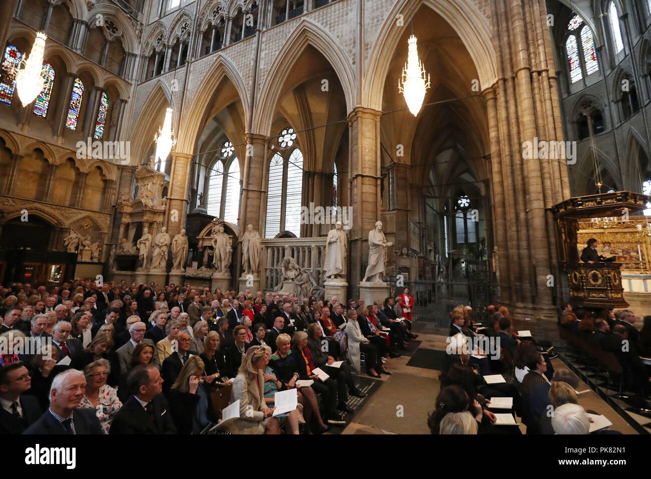 Una vista generale di un servizio di ringraziamento per celebrare la vita e l opera di Sir Peter Hall, ex direttore del Teatro Nazionale, presso l'Abbazia di Westminster a Londra. Foto Stock