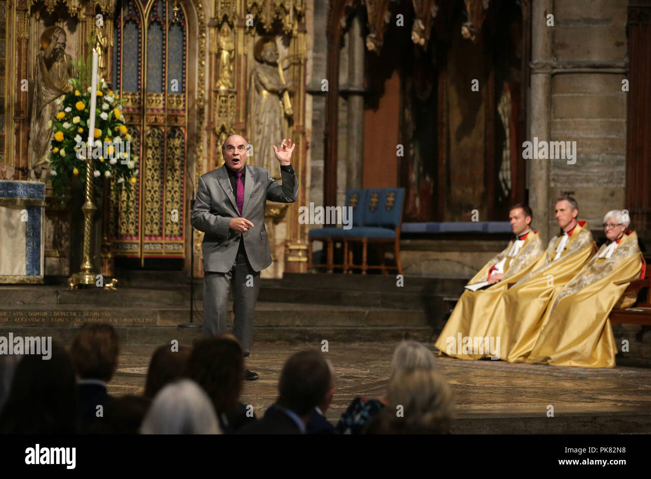 David Suchet recita da Amadeus durante un servizio di ringraziamento per celebrare la vita e l opera di Sir Peter Hall, ex direttore del Teatro Nazionale, presso l'Abbazia di Westminster a Londra. Foto Stock