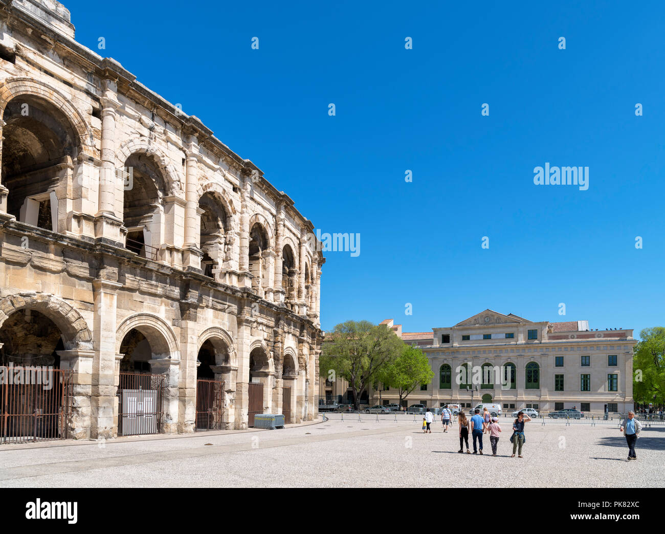 Les Arenes, il 1 ° secolo Anfiteatro Romano, guardando verso il Palais de Justice, Nimes, Languedoc, Francia Foto Stock
