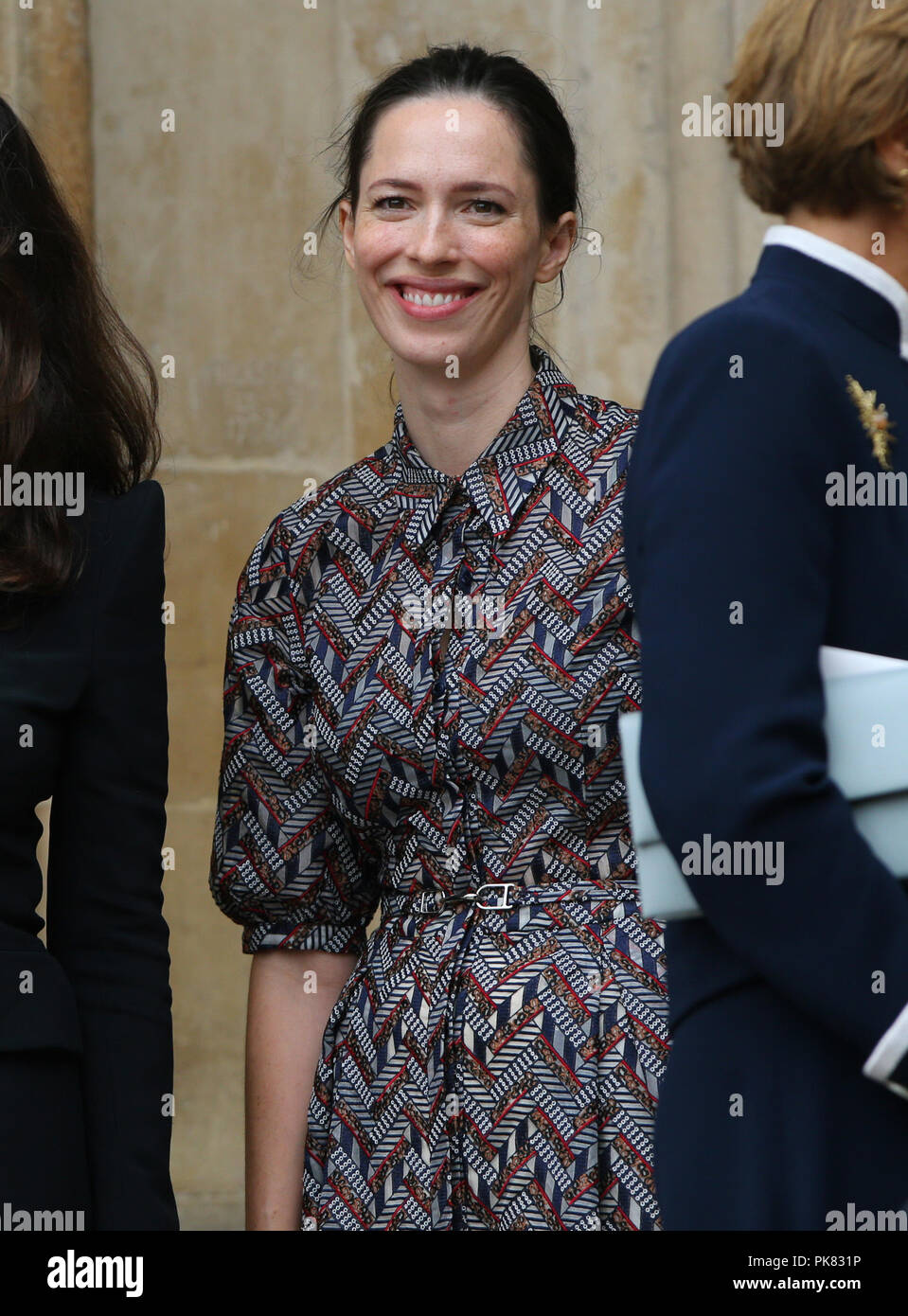 Rebecca Hall, la figlia di Sir Peter Hall l'ex direttore del Teatro Nazionale, lascia dopo aver partecipato a un servizio di ringraziamento per celebrare la sua vita e il suo lavoro, presso l'Abbazia di Westminster a Londra. Foto Stock