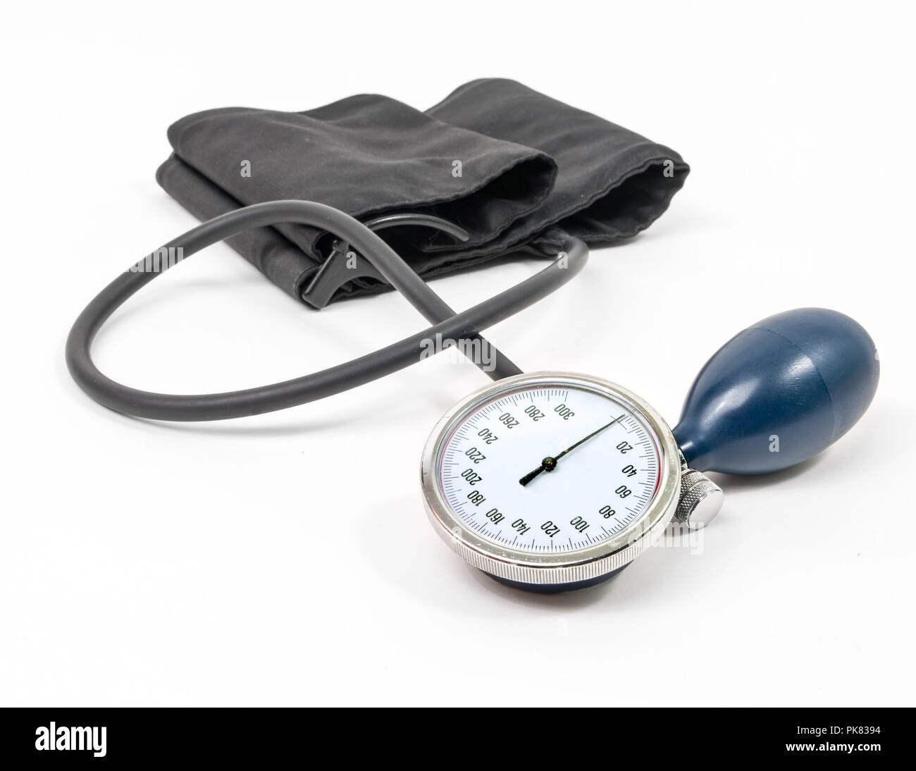 Un monitor della pressione del sangue su sfondo bianco. Foto Stock