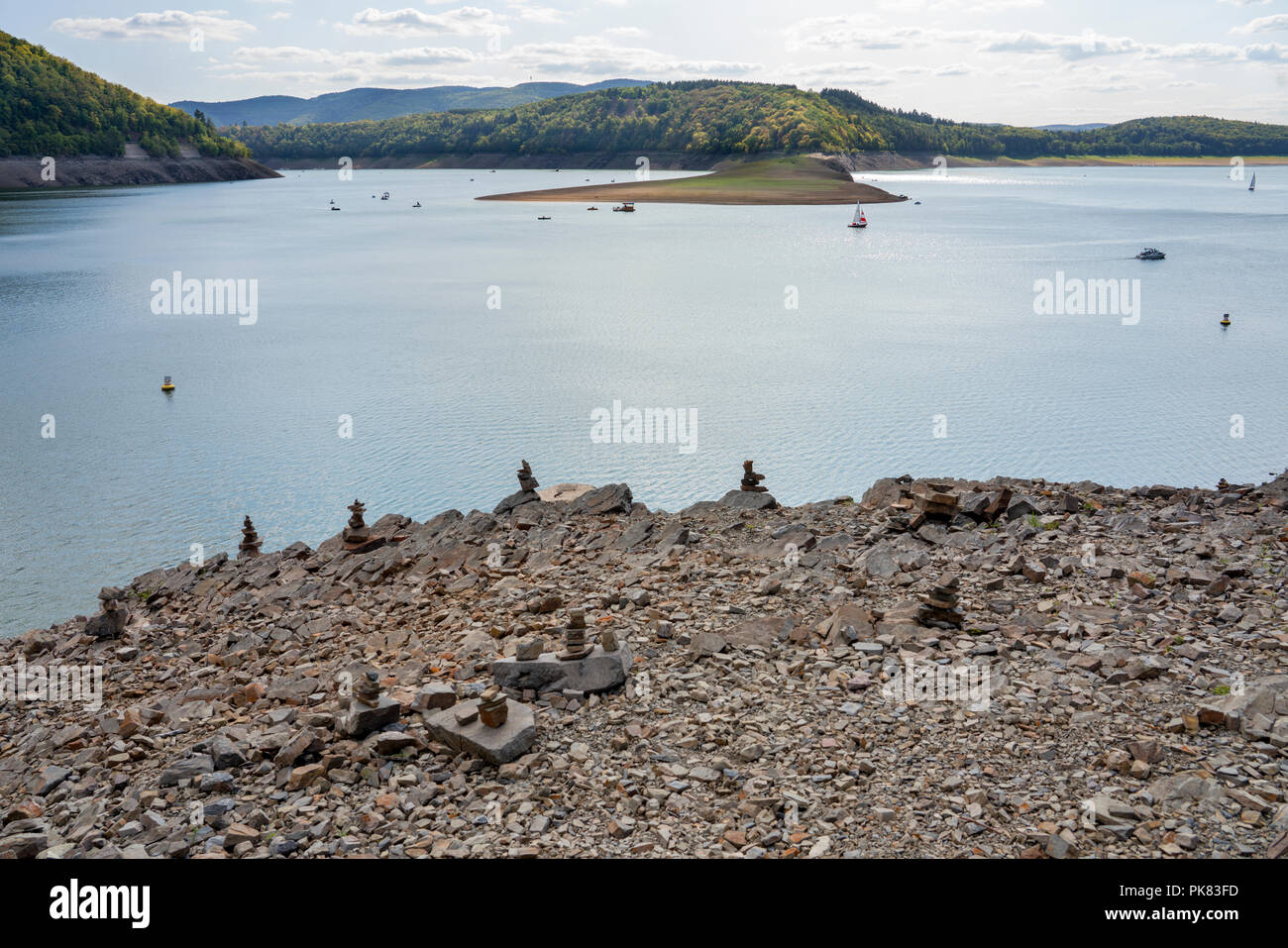 Cairns, eretta al lago Edersee a bassa marea, Hesse, Germania, Europa Foto Stock