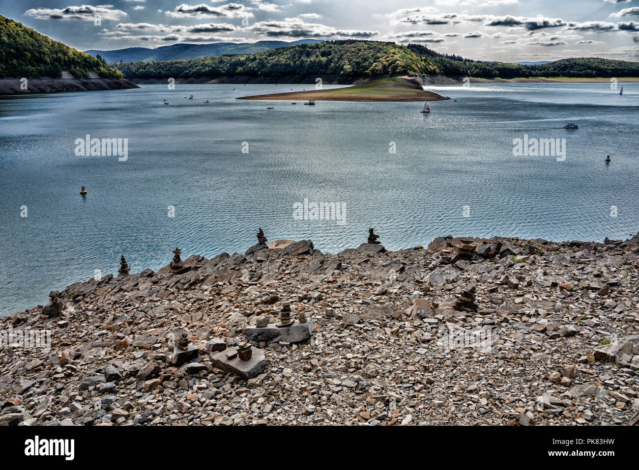 Cairns, eretta al lago Edersee a bassa marea, Hesse, Germania, Europa Foto Stock